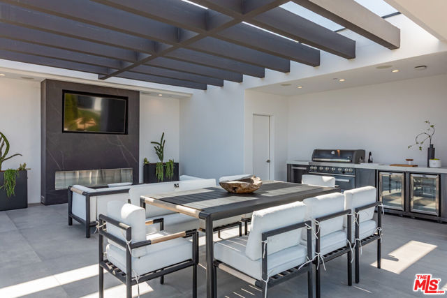 6156 Zumirez Drive, Malibu CA: https://media.crmls.org/mediaz/11856474-e6b9-4dc1-9ff9-df3c012593f9.jpg