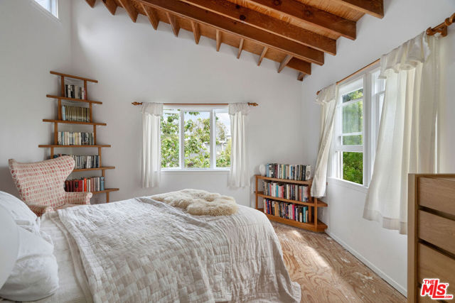 729 Superba Avenue, Venice CA: https://media.crmls.org/mediaz/11871d6b-b34f-4dd6-b3b6-a828c0e4d0d6.jpg
