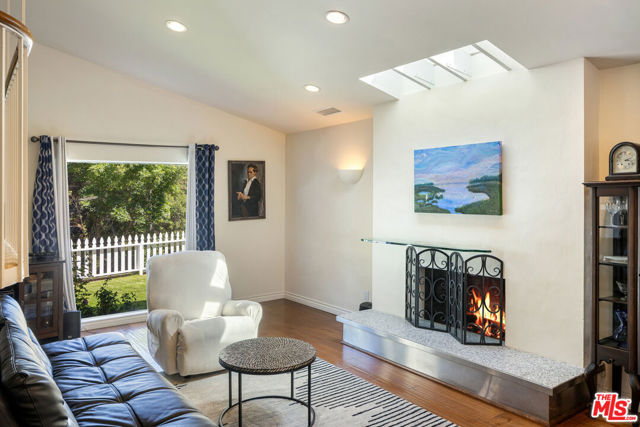 3735 Montuso Place, Encino CA: https://media.crmls.org/mediaz/11877408-5633-49fd-a292-2637dd99fd23.jpg