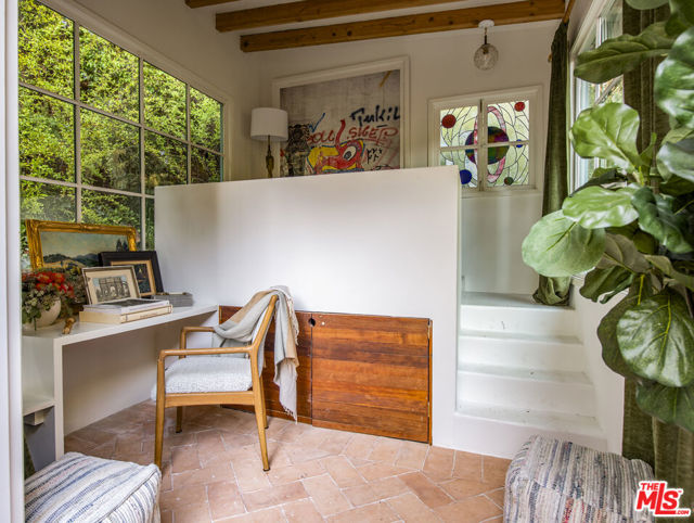 8027 Willow Glen Road, Los Angeles CA: https://media.crmls.org/mediaz/1189610a-0b37-41f4-a30c-8d01937295b3.jpg