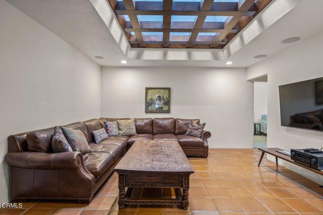 Detail Gallery Image 6 of 29 For 880 Azure Ct, Oak View,  CA 93022 - 3 Beds | 3/1 Baths