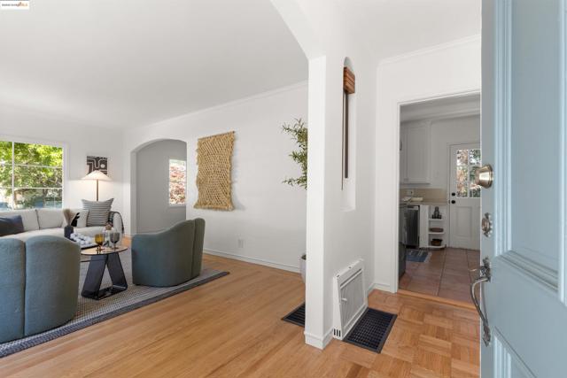 2451 Carmel St, Oakland CA: https://media.crmls.org/mediaz/11899478-9420-4ab6-b48a-909aa54a2b28.jpg