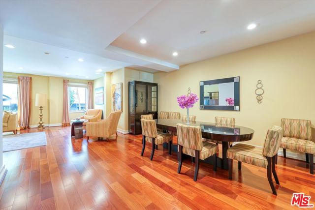 130 N Swall Drive, Beverly Hills CA: https://media.crmls.org/mediaz/1189ed93-c90a-4d8b-8451-cb868b159c7e.jpg