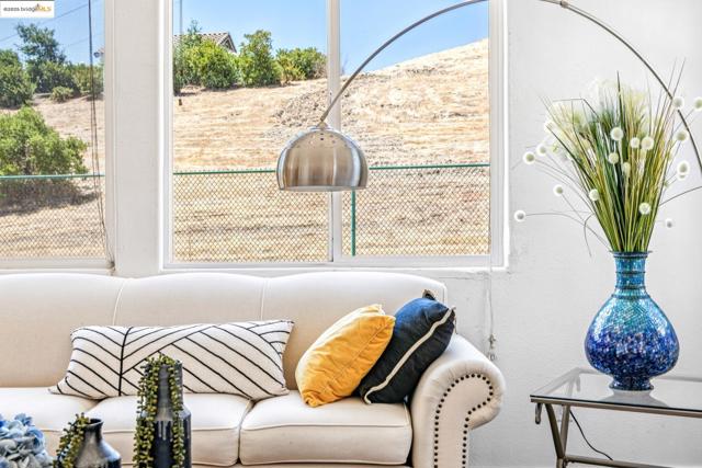 4576 Benton St, Antioch CA: https://media.crmls.org/mediaz/118a0503-ec7d-4180-9d74-5efea4016205.jpg