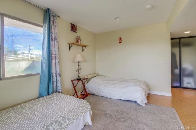 Image 16 of 54 For 2638 W Victoria Dr.