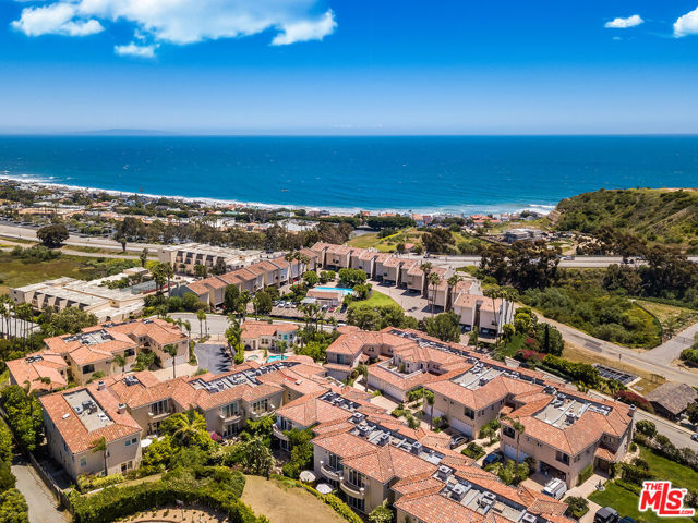 23949 De Ville Way, Malibu CA: https://media.crmls.org/mediaz/118abfdd-22b3-420b-afdd-ebec4787fcd3.jpg
