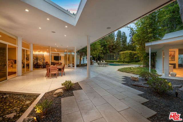 1010 N Rexford Drive, Beverly Hills CA: https://media.crmls.org/mediaz/118c78cc-7f14-4a0c-9b48-1a2fbe95050c.jpg
