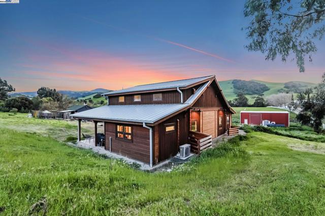 5135 Andrade Rd, Sunol CA: https://media.crmls.org/mediaz/118c8515-65dd-4926-a87e-b59c6e0985b6.jpg