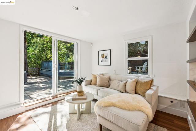 4479 Elinora Ave, Oakland CA: https://media.crmls.org/mediaz/118cb67f-f742-4156-88d7-41618185303a.jpg