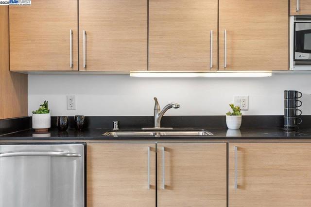 226 2nd St, Oakland CA: https://media.crmls.org/mediaz/118e094d-0578-4a8e-af79-f6feebaa2a1e.jpg