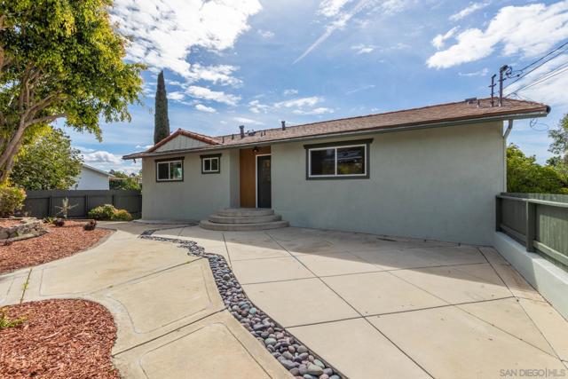361 E Indian Rock Rd, Vista CA: https://media.crmls.org/mediaz/118f543a-3dce-4152-a43f-954e6830906c.jpg