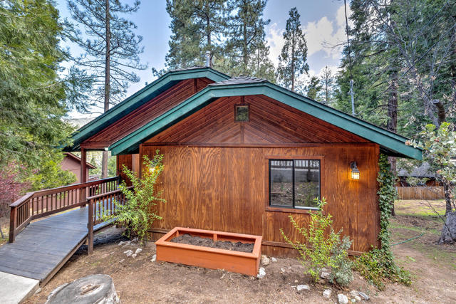 53962 Marian View Drive, Idyllwild CA: https://media.crmls.org/mediaz/118fe667-ef85-4eb5-b5a7-a29bb1002e16.jpg
