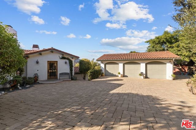 2373 Tuna Canyon Road, Topanga CA: https://media.crmls.org/mediaz/11915e50-4724-4ace-bd42-553a12e90887.jpg