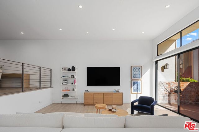 5254 Yarmouth Avenue, Encino CA: https://media.crmls.org/mediaz/1192bc51-0cef-4449-9b58-9ad07be73461.jpg
