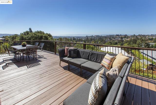 18076 Jaymark Ct, Castro Valley CA: https://media.crmls.org/mediaz/1192d57b-6e71-4941-8429-7ce72d53bde3.jpg