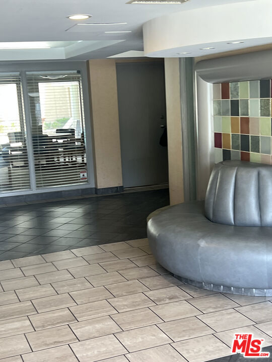 19009 Sherman Way, Reseda CA: https://media.crmls.org/mediaz/11931237-81bf-47a3-b7d3-b695c9cac482.jpg