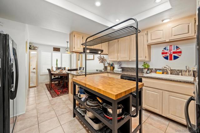 7560 Eads Ave, La Jolla CA: https://media.crmls.org/mediaz/11932d4b-b6e1-4315-86c9-2620bb0269e7.jpg