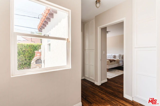 3975 Sutro Avenue, Los Angeles CA: https://media.crmls.org/mediaz/119348cb-b452-481e-8dae-0c4a27f349b4.jpg