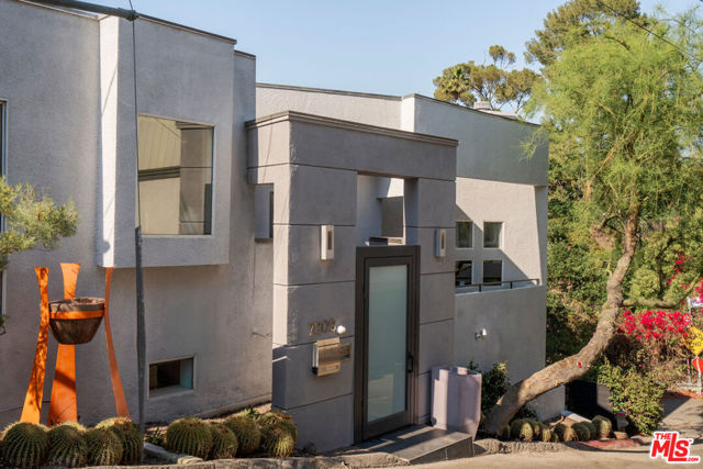 7209 Sunnydip Trail, Los Angeles CA: https://media.crmls.org/mediaz/119359be-1a7e-4edd-9572-c9a8b56e8c3a.jpg