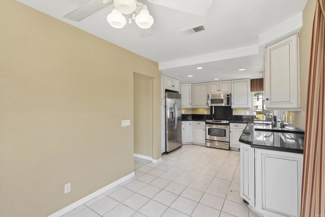 Detail Gallery Image 13 of 28 For 8095 Mission Vista Dr, Del Cerro,  CA 92120 - 3 Beds | 2/1 Baths