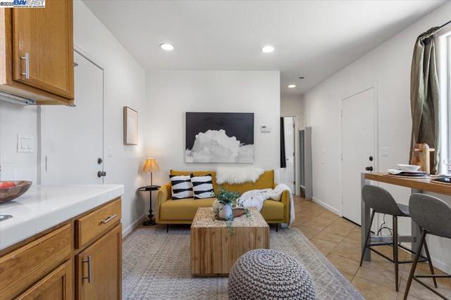 357 Melven Ct, San Leandro CA: https://media.crmls.org/mediaz/11951e2a-f6f7-41ac-b96b-405cb9f32ef0.jpg