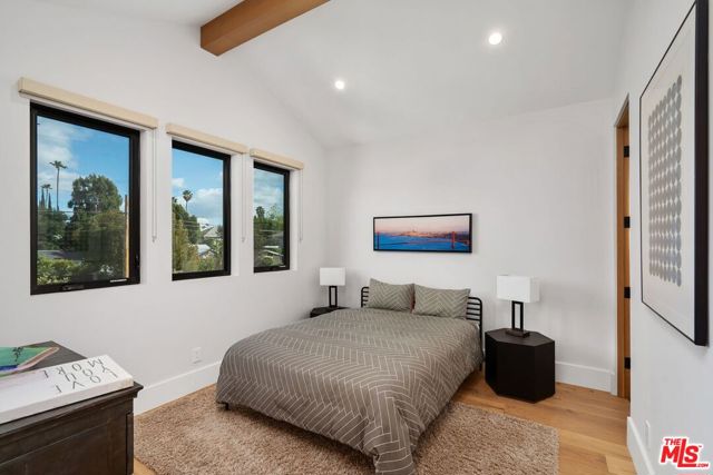 4937 Rubio Avenue, Encino CA: https://media.crmls.org/mediaz/1196e92a-60bf-40c3-a75a-6a20bf1870f6.jpg