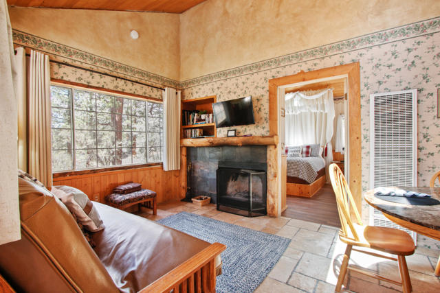 43630 Rainbow Lane, Angelus Oaks CA: https://media.crmls.org/mediaz/11986876-4399-4eff-b8a3-f462b337c239.jpg