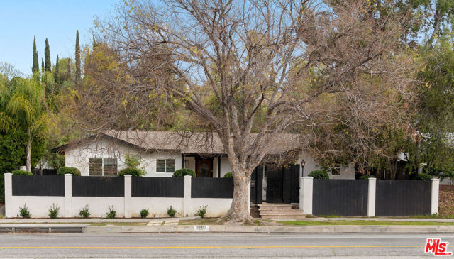 20212 Oxnard Street, Woodland Hills CA: https://media.crmls.org/mediaz/1198fc73-4484-43d0-9919-18ec6b5fcd5a.jpg