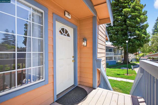 15 Glenwood, Hercules CA: https://media.crmls.org/mediaz/119901a4-94d7-48ec-91c1-b2f36c677bda.jpg