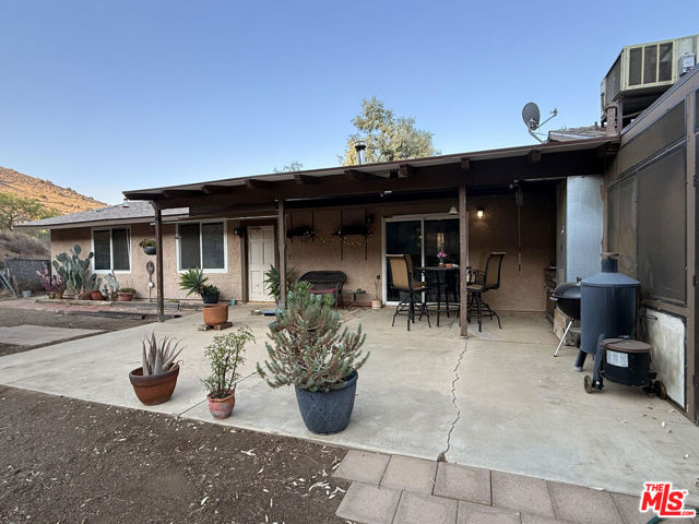 33931 Hanawalt Road, Santa Clarita CA: https://media.crmls.org/mediaz/119b1871-00eb-4990-a6e0-2b89df29ddb1.jpg