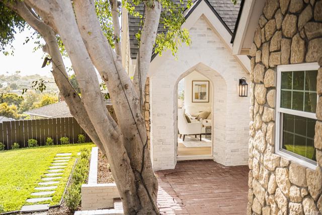 Detail Gallery Image 10 of 64 For 3951 Atascadero Dr, San Diego,  CA 92107 - 4 Beds | 3 Baths