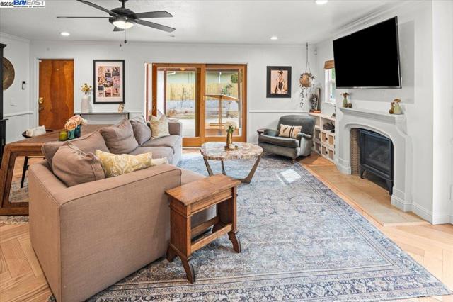 3231 Esperanza Dr, Concord CA: https://media.crmls.org/mediaz/119c09cf-fecd-4dfe-83e8-8c4570f54fa1.jpg
