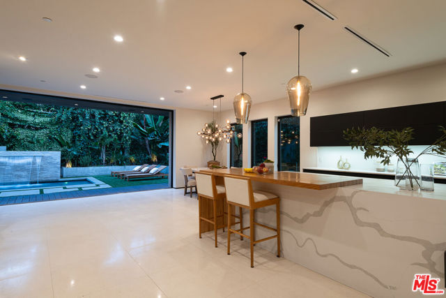 428 N La Jolla Avenue, Los Angeles CA: https://media.crmls.org/mediaz/119cfb0b-e1ed-4dda-927c-4eba69ce56f5.jpg