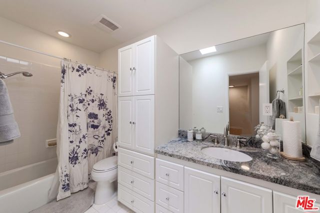 933 17th Street, Santa Monica CA: https://media.crmls.org/mediaz/119dcdff-4490-4a64-b740-478c877d428c.jpg
