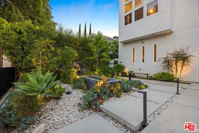 4255 Saint Clair Avenue, Studio City CA: https://media.crmls.org/mediaz/119e9eea-05d4-4fc7-be65-55ab6e1021c2.jpg