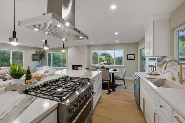 1560 Alturas Drive, Burlingame CA: https://media.crmls.org/mediaz/11a02f2b-70c0-4478-be18-48bf61fb0366.jpg