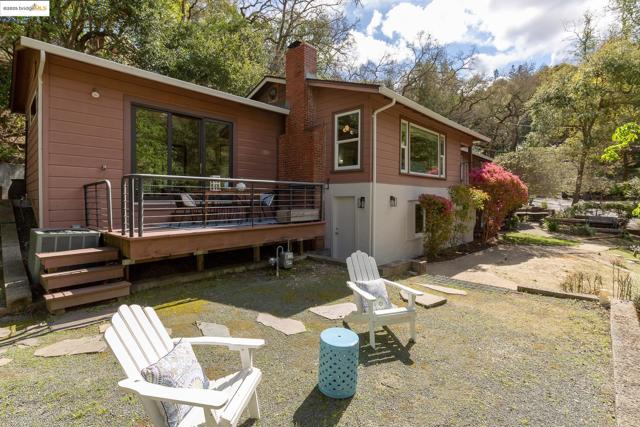 3 Mountain View Pl, Lafayette CA: https://media.crmls.org/mediaz/11a086c6-79bb-4a9c-b571-dd837db07335.jpg