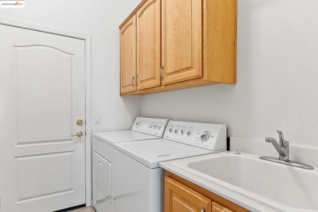 551 Quindell Way, Brentwood CA: https://media.crmls.org/mediaz/11a19e54-b78d-4069-95d1-5b1b67e6ef86.jpg