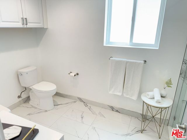 834 S Shenandoah Street, Los Angeles CA: https://media.crmls.org/mediaz/11a27e3d-6501-4438-90c7-a86a4b54be06.jpg