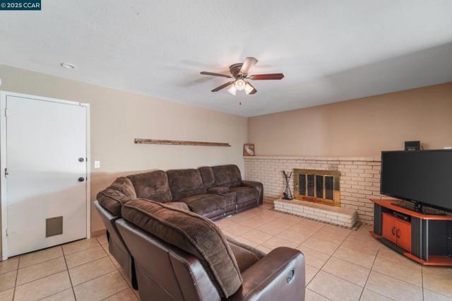 3804 Malibu, Pittsburg CA: https://media.crmls.org/mediaz/11a4a7e4-ca63-4c7b-b20a-b0ec35abc862.jpg