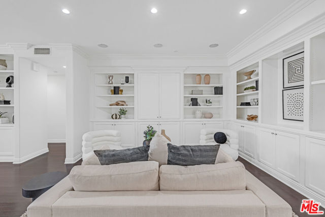 143 N Arnaz Drive, Beverly Hills CA: https://media.crmls.org/mediaz/11a70098-b098-432a-be45-f77e2e6165a6.jpg