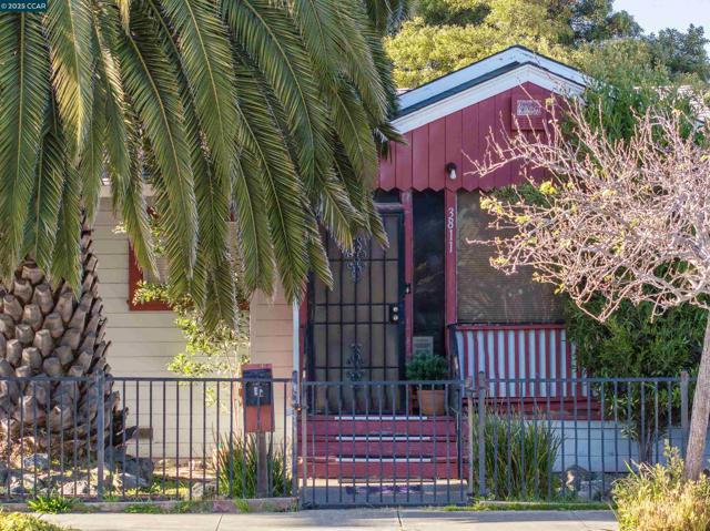 3811 Clinton Ave, Richmond CA: https://media.crmls.org/mediaz/11a8a78b-6cb3-4f74-b09c-36791555dbfd.jpg