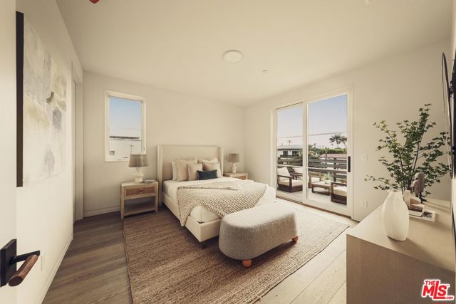 2114 Pier Avenue, Santa Monica CA: https://media.crmls.org/mediaz/11a8cdf0-3722-4c4c-8785-53d18db6179e.jpg