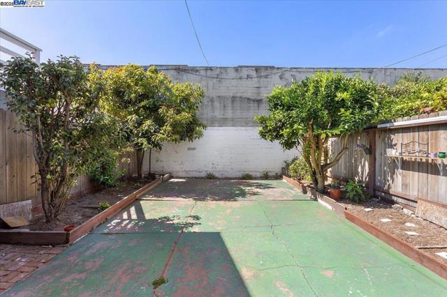 1539 International Blvd, Oakland CA: https://media.crmls.org/mediaz/11a8cf28-c948-4f09-ba23-6df843d35a3c.jpg