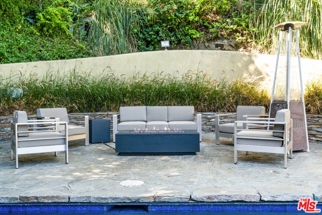 10023 Westwanda Drive, Beverly Hills CA: https://media.crmls.org/mediaz/11a9f61c-9c51-498e-a9c5-0b416ee5a0f4.jpg