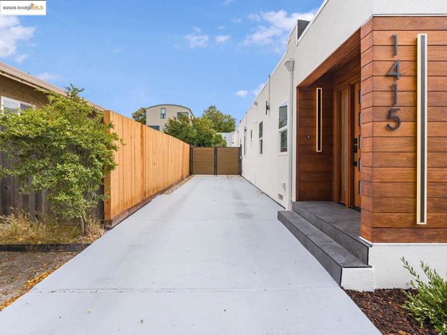 1415 10Th St, Berkeley CA: https://media.crmls.org/mediaz/11aa8c3f-facc-4ec1-b417-237006ece375.jpg