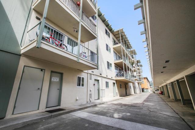 2200 Village Court, Belmont CA: https://media.crmls.org/mediaz/11aa919e-aa83-4e0f-8185-9b7fff2e7d40.jpg