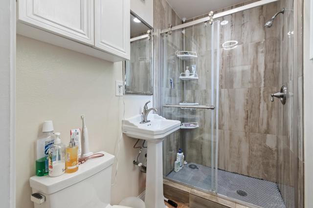 2547 Hazelwood Way, East Palo Alto CA: https://media.crmls.org/mediaz/11aaf8d7-eeae-40e4-8a25-4281eb21c503.jpg