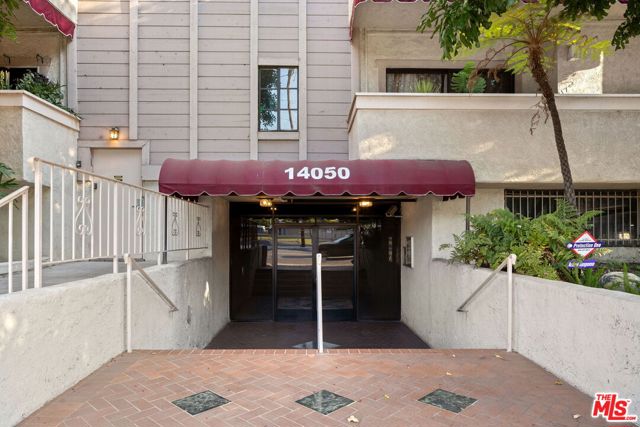 14050 Magnolia Boulevard, Sherman Oaks CA: https://media.crmls.org/mediaz/11abf87f-3481-42bf-a818-40842d3cb202.jpg