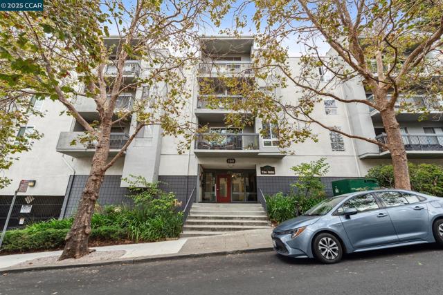 150 Pearl St, Oakland CA: https://media.crmls.org/mediaz/11ac0b67-3822-453a-b38e-f8cd8c264221.jpg